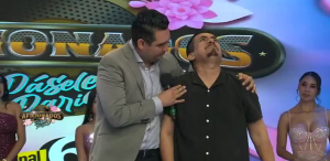 Aficionado le canta a su mamá fallecida