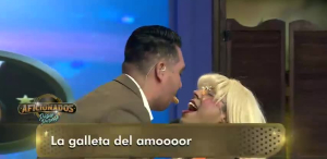 'El Pollo' conquista a estas chicas de la maquila