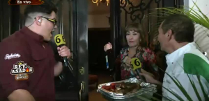 María Julia le regala caguama a Víctor Espino