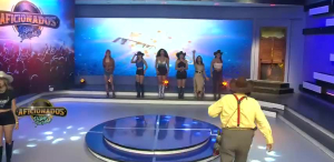 Chica sufre percance al entrar al estudio de Aficionados