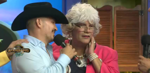 'Mama Chelo' se enamora de este aficionado, hasta beso le dio