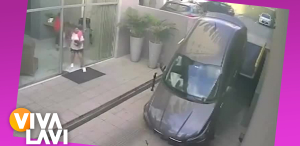 Mujer olvida bajar rampa y cae en su auto