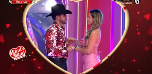 Pese a tremendo beso, Johana queda cepillada