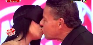 Participante besa a Alfredo Adame ¿por error?