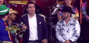 Emotiva ayuda a este cantante de camiones