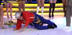 Payaso bola intenta hacer split y sale mal