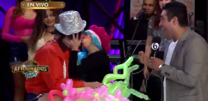 Payasita roba beso a conductores de Aficionados