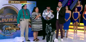 Pako Bernal ayuda a Titta con su silla de ruedas