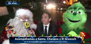 Chavana acompaña a Santa Claus a entregar regalos
