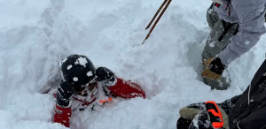 Joven atascado en nieve es rescatado por esquiador