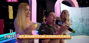 Se vengan de Aldo Muñiz colocandole pinzas en la cara