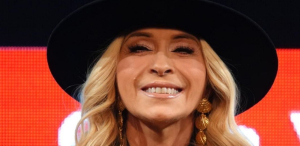 Yuri sale en defensa de Carmelita Salinas