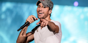 Enrique Iglesias sorprende a cadete con un beso