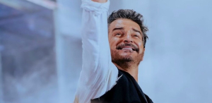 Ricardo Arjona sorprende a fan durante su show