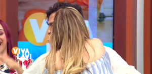 Gina Pastor le roba un beso a Eduardo Orozco 'El Doc'