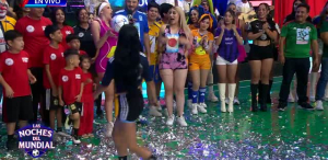 Fuerte golpe a Barbie con el balón
