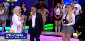 Isabella demuestra brujería que le dejaron afuera de su casa