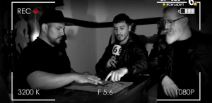 Juegan a la ouija en casa antigua