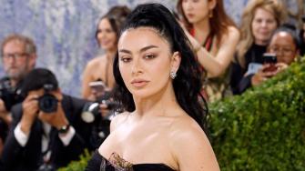 ¿Eres fan de Charli XCX? Aquí tienes la letra de “SS26” traducida al español