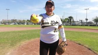 ¡Ejemplo de vida! Esta mujer juega softbol a sus 76 años de edad
