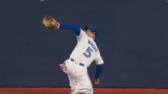 MLB? Daulton Varsho tropieza, rueda y a guante volteado | VIDEO