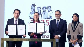 La presidenta Claudia Sheinbaum y el secretario de Educación, Mario Delgado, firmaron dos decretos para apoyar a los trabajadores de la educación: la reducción de edad para jubilación y facilidades de movilidad interinstitucional.