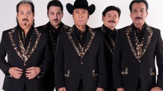 Vocalista de Los Tigres del Norte, sufre fuerte caída en pleno concierto