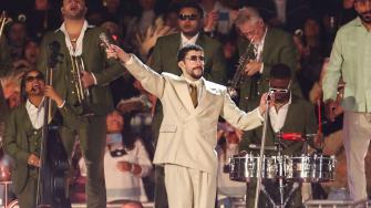 Bad Bunny sufre aparatosa caída en su primer concierto en México
