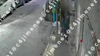 Édgar Rogelio 'N', alias El Kano, intentó matar a los presuntos asesinos de su esposa en Nezahualcóyotl, pero falló al disparar y fue herido con dos balazos. Tras el incidente fue detenido, mientras la Fiscalía mexiquense continúa las investigaciones.