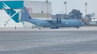 Un avión militar Hércules C-130 de Estados Unidos aterrizó en el Aeropuerto Internacional de Toluca, hecho que generó especulación en redes sociales. El gabinete de seguridad confirmó que el vuelo contaba con permiso del gobierno mexicano.