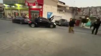 Un agente de Tránsito Municipal fue atropellado por un conductor que evadió un operativo en Ecatepec. El oficial sufrió fractura y el vehículo fue localizado abandonado; autoridades ya investigan.