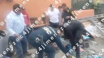 Tres trabajadores fueron rescatados por policías en Tlalpan tras desmayarse dentro de una cisterna por vapores químicos y falta de oxígeno. Fueron extraídos con cuerdas y estabilizados con vida.