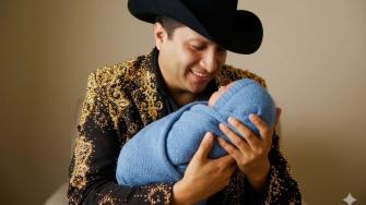 Julión Álvarez se convierte en padre a sus 42 años; muestra el rostro de su tercer bebé