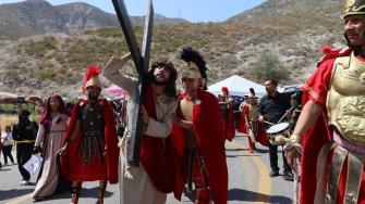 Más de 9 mil policías fueron desplegados en Iztapalapa por la Representación del Viacrucis de Semana Santa, con el objetivo de garantizar la seguridad de asistentes y mantener el orden durante uno de los eventos religiosos más concurridos.