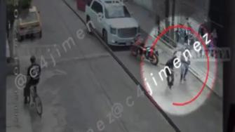 Un menor de 14 años fue golpeado por presuntos integrantes de ‘La Chokiza’ en Ecatepec, quienes buscaban cobrar una deuda de su tío. La agresión ocurrió frente a su hermana y quedó captada en video, generando indignación.