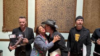 U2 visitó a Clara Brugada durante la grabación de un videoclip en CdMx. La jefa de Gobierno invitó a la banda irlandesa a ofrecer un concierto gratuito en el Zócalo capitalino.