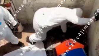 Autoridades de CdMx hallaron el cuerpo de un hombre enterrado bajo una fonda en la GAM durante un cateo por narcomenudeo. Tres personas fueron detenidas tras el operativo realizado en la colonia Maximino Ávila Camacho.