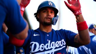 Dodgers firman a Santiago Espinal y relegan a Hyeseong Kim