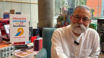 Libros, selva y mente: el viaje vital del laureado poeta Efraín Bartolomé