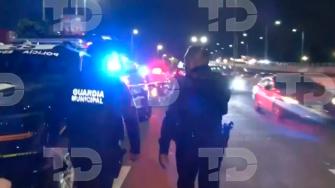 El reportero de TELEDIARIO Miguel Sarmiento fue agredido por cuatro policías municipales de Naucalpan mientras realizaba una cobertura en vivo. El equipo denunció golpes, daños al equipo y el robo de un teléfono celular.