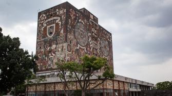 La UNAM asignó 35 mil 634 lugares para el bachillerato 2026-2027 entre Preparatorias y CCH. Los aspirantes obtuvieron entre 83 y 128 aciertos y autoridades reportaron que el proceso se realizó sin irregularidades.