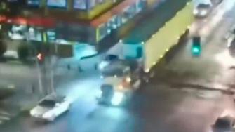 Cuatro hombres fueron detenidos tras robar un tractocamión con aproximadamente 10 toneladas de ajo y Jamaica en Iztacalco. Un cerco virtual permitió localizar la unidad y rescatar con vida al conductor y su acompañante.