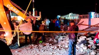 Una explosión de pirotecnia durante festejos patronales en Santa María Canchesdá, Temascalcingo, dejó 10 personas muertas y 64 lesionadas. La explosión también provocó el derrumbe parcial del templo local.
