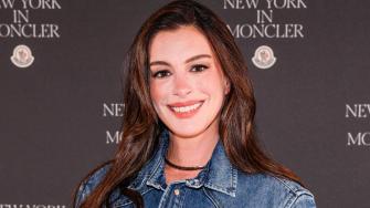 Anne Hathaway conquista la New York Fashion Week 2026