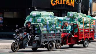 El Congreso de CdMx aprobó los costos para regularizar vehículos motorizados eléctricos personales. Las tarifas incluyen licencias, placas, tarjeta de circulación, refrendo, reposición de documentos y permisos para circular sin placas.