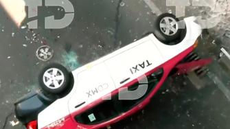 Un conductor de taxi murió luego de que su vehículo cayera desde un puente de entre 8 y 10 metros de altura hacia Periférico Norte, en Naucalpan. Autoridades realizaron las maniobras para retirar la unidad e iniciar las investigaciones.