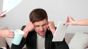 La sobrecarga de estímulos y responsabilidades puede dificultar la concentración al leer. Expertos explican por qué ocurre y comparten estrategias para recuperar el enfoque mediante metas pequeñas, menos estímulos y práctica constante.