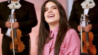 Camila Fernández anuncia embarazo en concierto en vivo