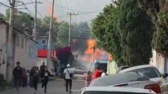 Una explosión al interior de una gasera en la colonia Loma Bonita, Coacalco, provocó un incendio y movilizó a personal especializado. Los primeros reportes señalan que dos pipas de 40 mil litros estarían involucradas.