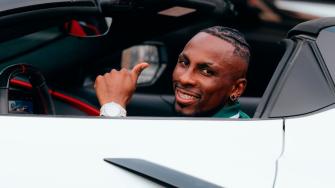 Julián Quiñones presume su nuevo auto deportivo que vale MILLONES